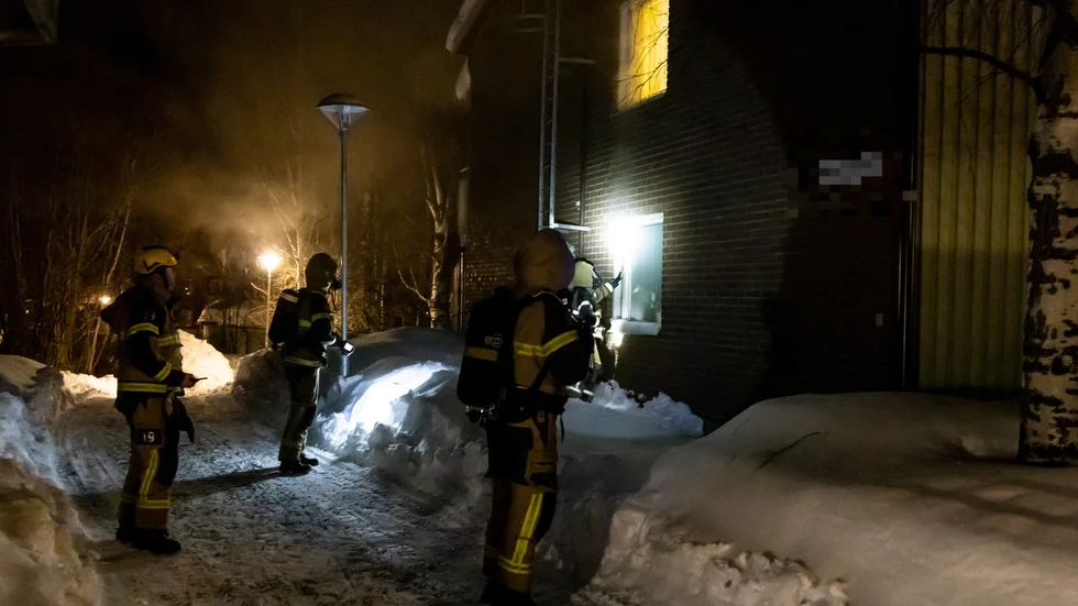 En person dog i branden i en lägenhet på Porsön i Luleå.