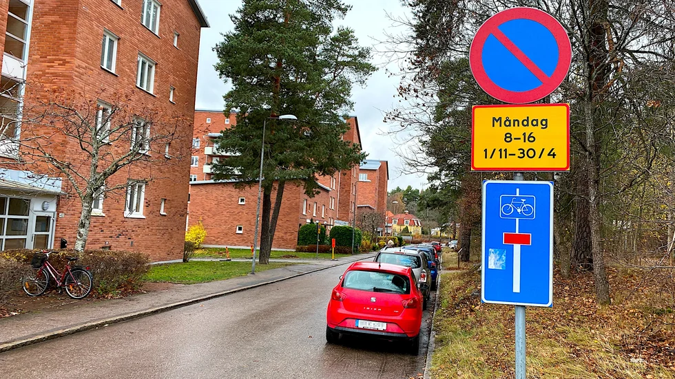 Fler gator än förra året får parkeringsförbud vissa dagar i veckan under vintern för att kommunen ska kunna underhålla dem. Bland anant Parkgatan och Tallbacksvägen i Fanna.