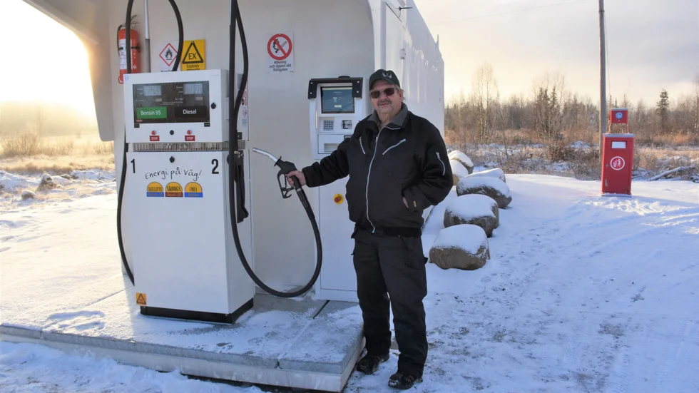 Artur Torneus, ordförande i Jukkas byallmänning kallar den nya tankstationen för underverk.