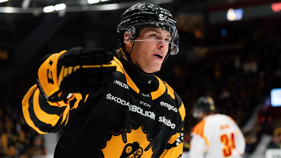 Rickard Hugg har stått för en poängstark start på säsongen och när Sam Hallam släpper sin första landslagstrupp som tränare för Tre Kronor ser anfallaren ut att komma med.