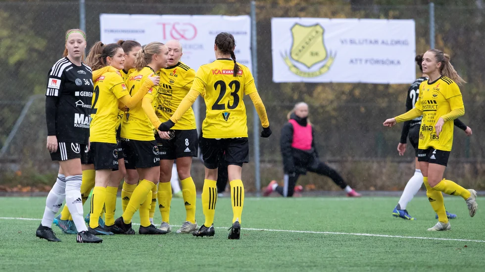 Gusk och Sanna Öhlund har precis gjort sitt första mål mot Bromölla i matchen som spelades på Årsta IP.