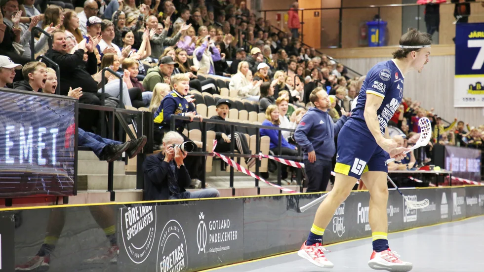 Anders Skoog jublar efter kvitteringen i förra omången mot Älvsjö. En match som IBK vann efter förlängning.