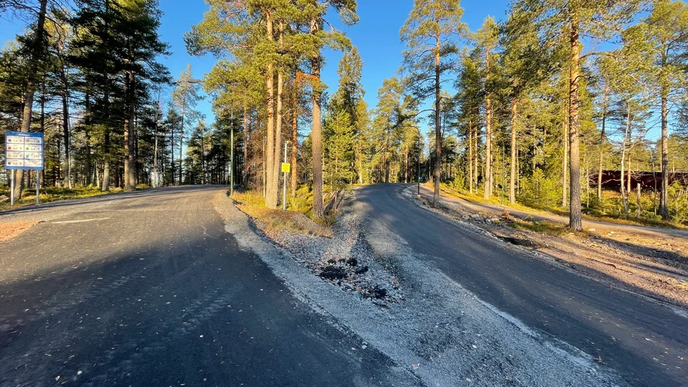 Tre a-traktorer ska ha kört i hög fart på multibanan på Ormberget. Polisen är informerad. 