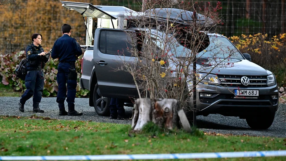 En adress i Nässjö i Jönköpings län har spärrats av efter att två skadade personer anträffats på platsen.