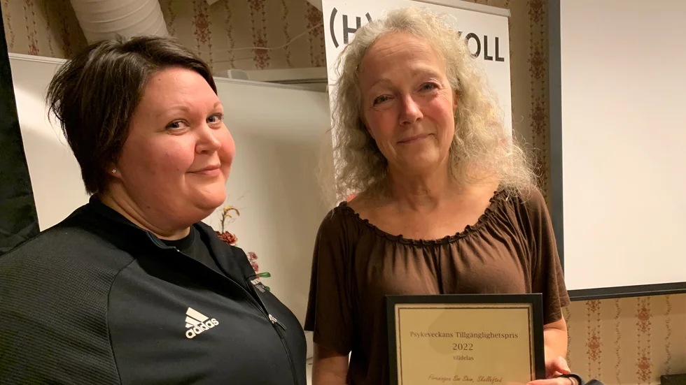 Linda Jakobsson och Eva Hedlund från Soo Shim Skellefteå var två av dem som tog emot det nyinstiftade priset Psykeveckans Tillgänglighetspris 2022 från Föreningarnas Hus i Skellefteå.