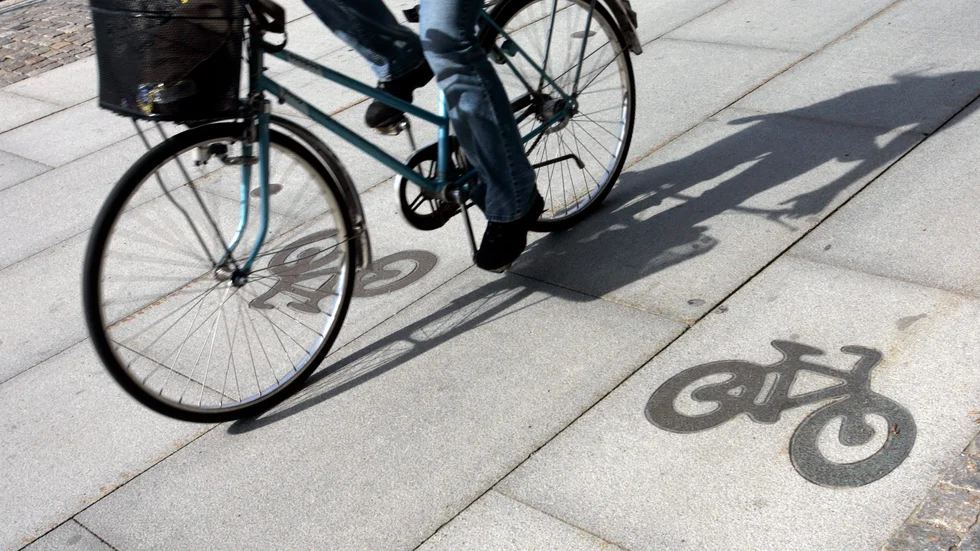Cirka hälften av bilresorna i Sverige sker på kortare sträckor än fem kilometer det vill säga en sträcka som oftast är möjligt att cykla eller gå, skriver Liselotte Elén, Göran Svenningsson, aktiva i Naturskyddsföreningens klimatgrupp.