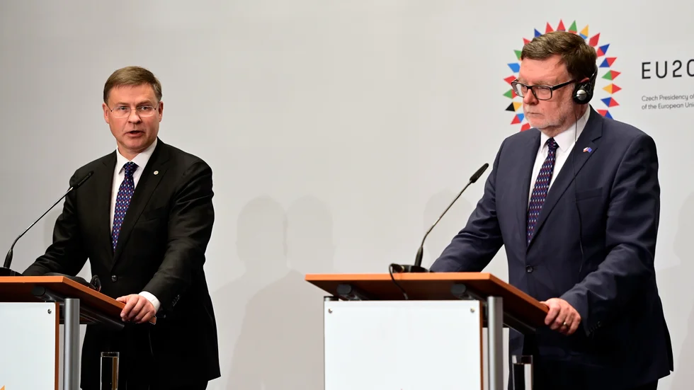 EU:s finansansvarige vice kommissionsordförande Valdis Dombrovskis och Tjeckiens finansminister Zbynek Stanjura vid ett möte i Prag i september. Arkivfoto.