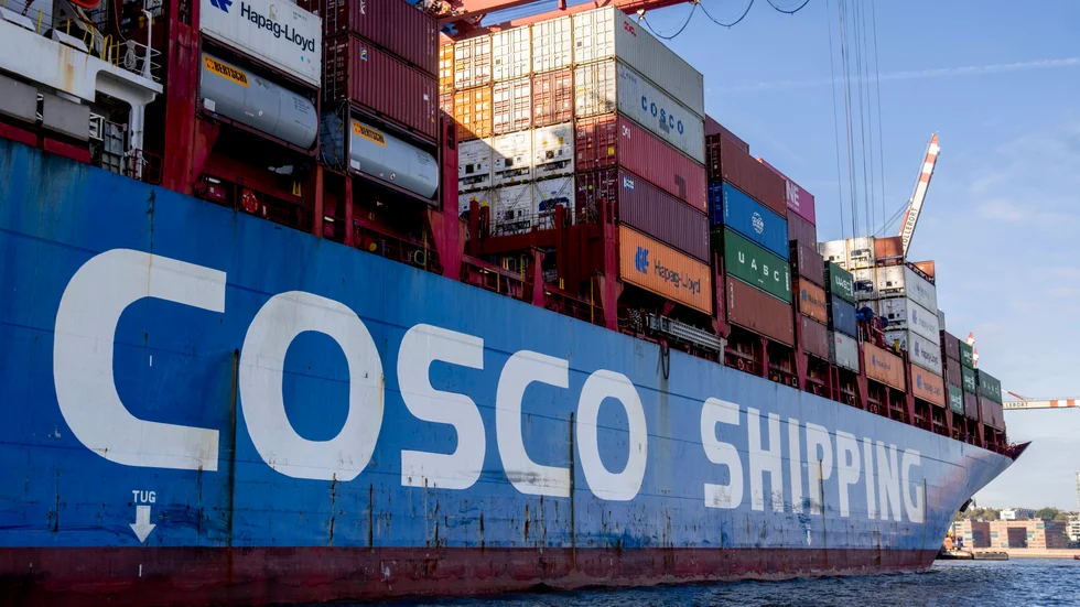 Ett containerfartyg som tillhör kinesiska Cosco ligger i Hamburg hamn. En hamn som Cosco av tyska regeringen har tillåtits köpa in sig i skötseln av.