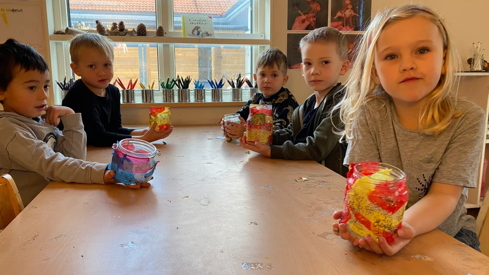 Femåringarna Ville, Walter, Hjalmar, Max och Hedvig visar ljuslyktorna de gjort på Marielunds förskola. 