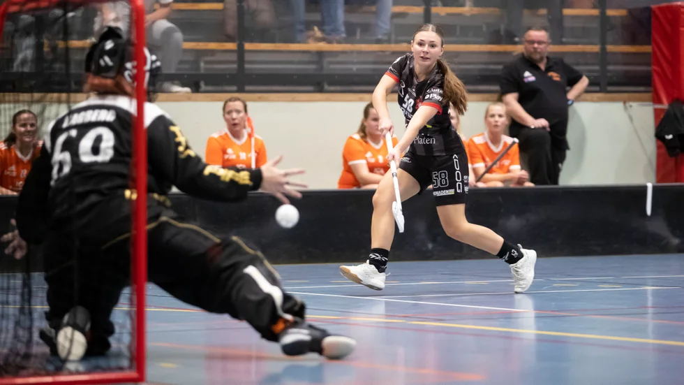 Rebecca Andersson blev återigen målskytt när Solfjäderstadens damer besegrade Svärtinge med 7-3 och tog sin femte raka seger i division 2. 