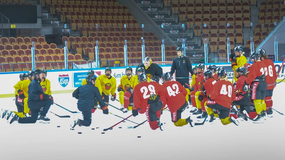 Jens Själin samlar ihop Luleå Hockey under sin första träning som tillfällig tränare för laget.