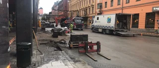 Efter vattenläckan: Gatan öppnas – utan gångbroar • Alla hotellets rum klarade sig