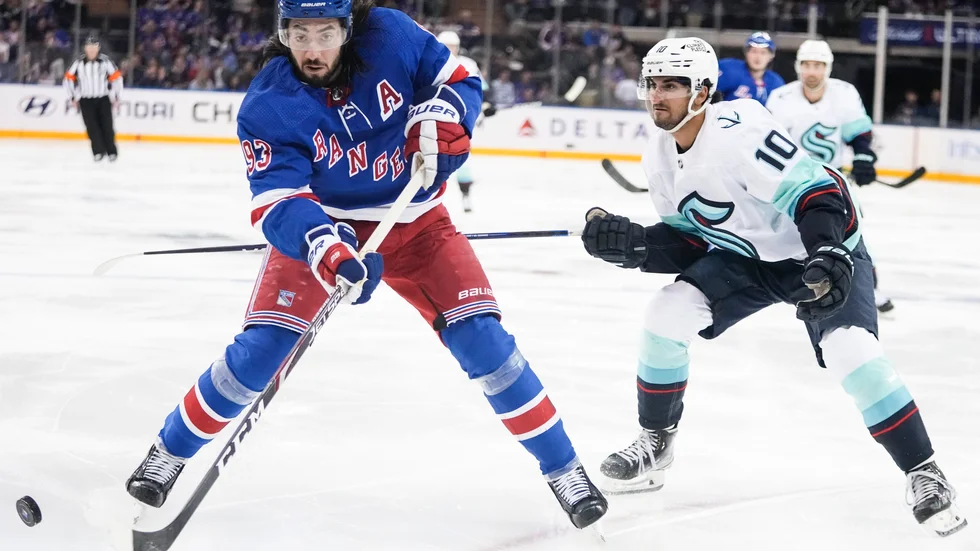 Mika Zibanejad i duell med Matty Beniers.