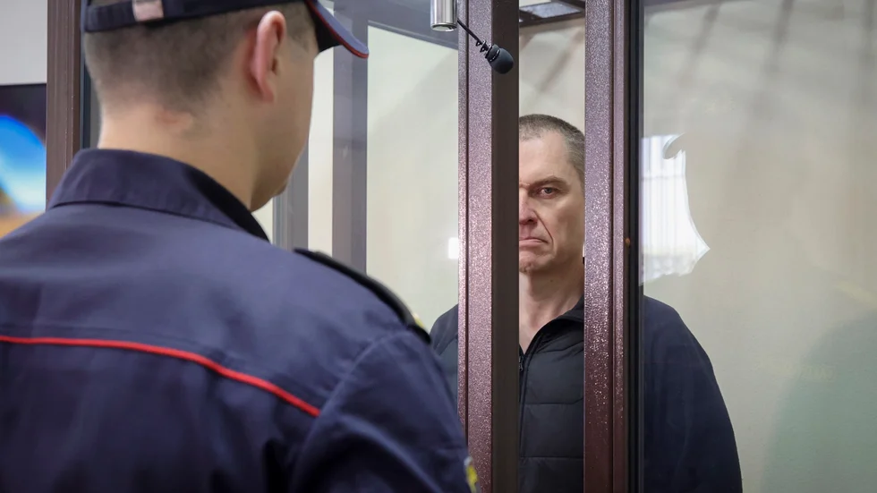 Journalisten Andrzej Poczobut placeras i en straffkoloni i Belarus. Bilden togs under en rättsförhandling i en styrd domstol i Grodno den 16 januari. Arkivbild.
