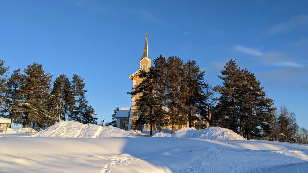 Gul skönhet. Kyrkan i Pajala, bland tallar och snödrivor en solig tisdag förmiddag. Foto: Greta Ylipää.