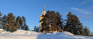 Varm sol över kyrkan i Pajala   