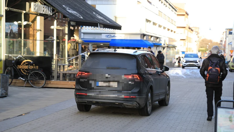 En civil polisbil söker igenom området efter händelsen. 