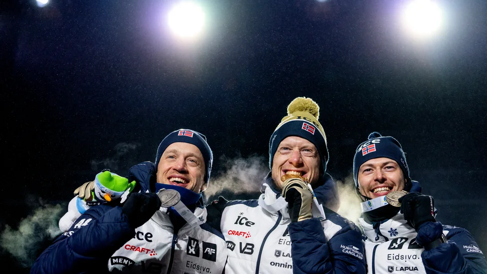 Norrmännen Tarjei Bø, Johannes Thingnes Bø och Sturla Holm Lægreid med sina medaljer från sprinten i VM.