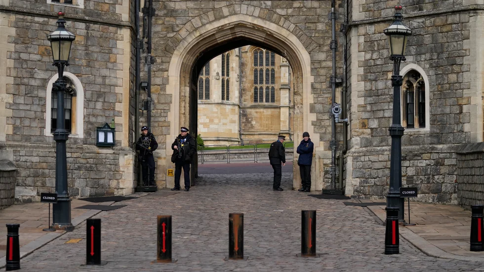 Vakter vid Windsor Castle, där en man tog sig in med hjälp av en repstege juldagen 2021. Arkivbild.