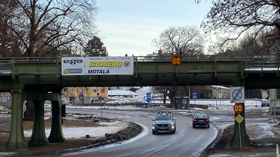 Skyltning på stan, kan det vara något? Här marknadsför Broberg sin match mot IFK Motala på en gammal järnvägsbro i centrala Söderhamn. Mer sånt efterlyses i Motala. Gammaldags affischering ska inte underskattas, tycker Jens Bollius.