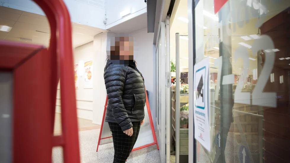 "Sedan självscanning infördes har matstölderna exploderat", säger Bea, civilklädd butikskontrollant med Sörmland och Östergötland som sina arbetsfält.