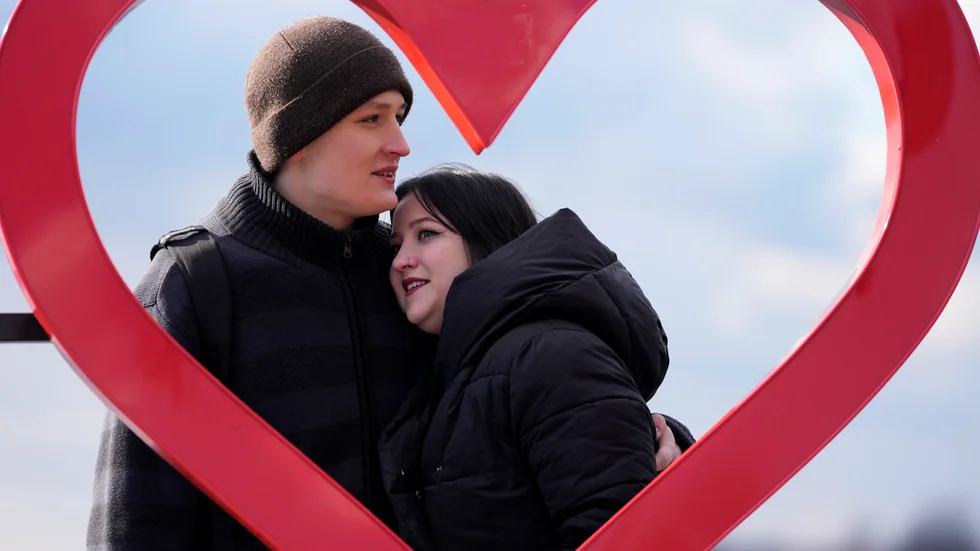 Ryske Jurij Kurotjkin och Marija Vyhivska från Ukraina har hittat kärleken – trots kriget.