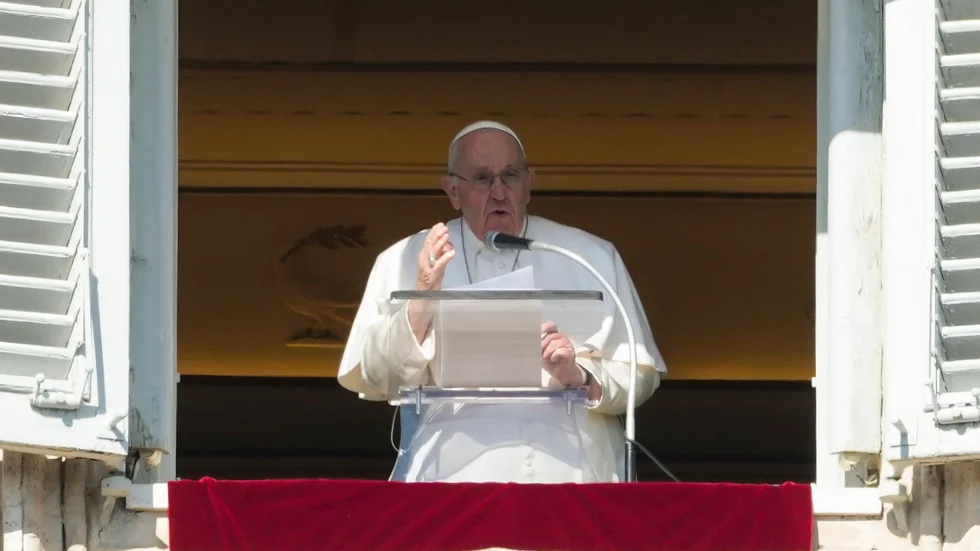 Påve Franciskus uttryckte sorg och oro när han talade på Petersplatsen i Vatikanstaten på söndagen.