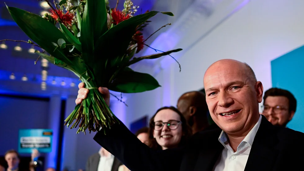 Utmanaren Kai Wegner i kristdemokratiska CDU firar på partiets valvaka att han verkar få chansen att bilda ett nytt styre i Berlin.