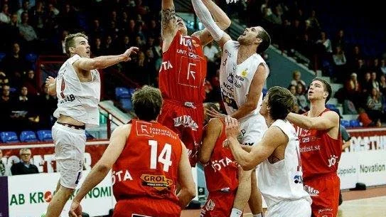 Christopher Ryan, längst till vänster, ledde LF Basket fram till seger mot Uppsala.