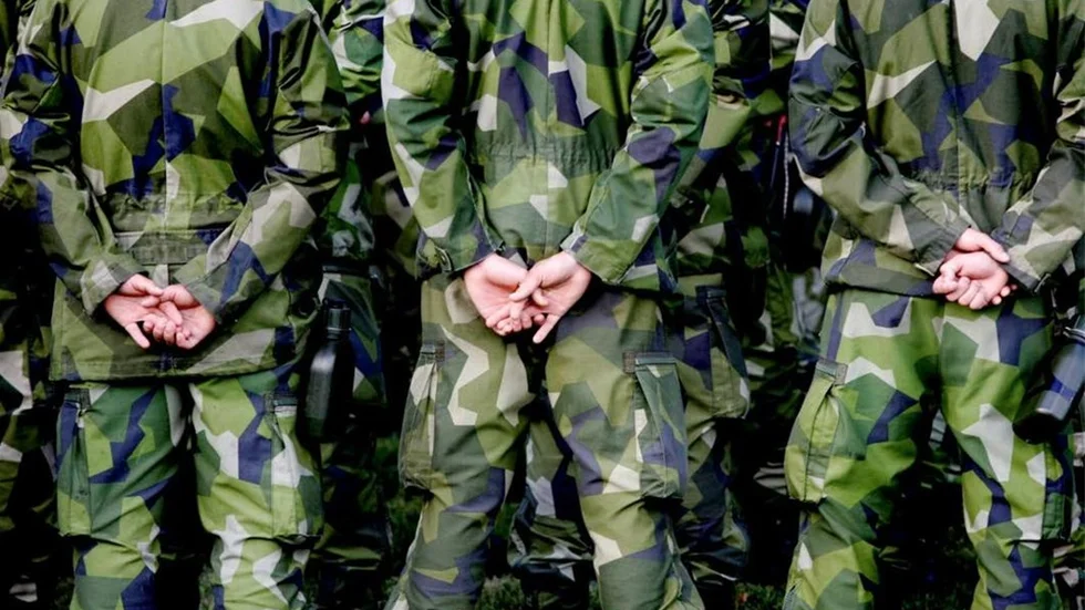 En officer vid F21 har fått sparken efter att ha uppträtt hotfullt mot sina chefer.
