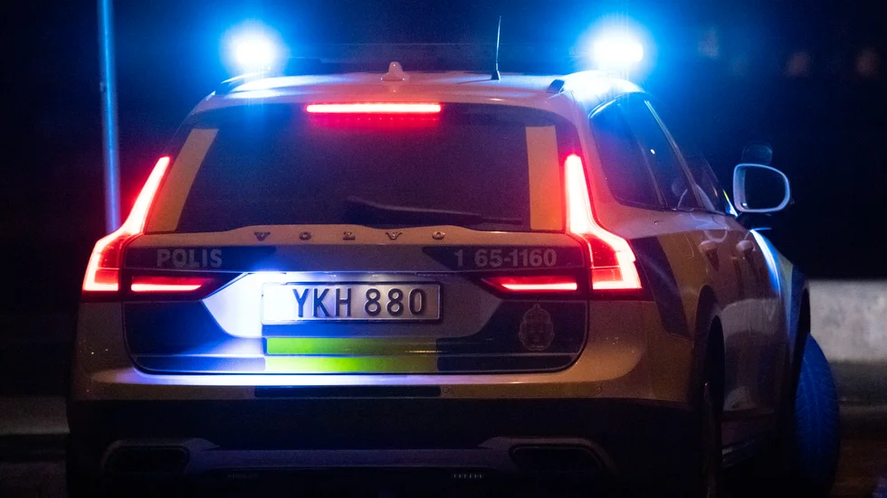 Grannparet anmäler mannen för två brott, som inträffat under loppet av fyra dagar. 