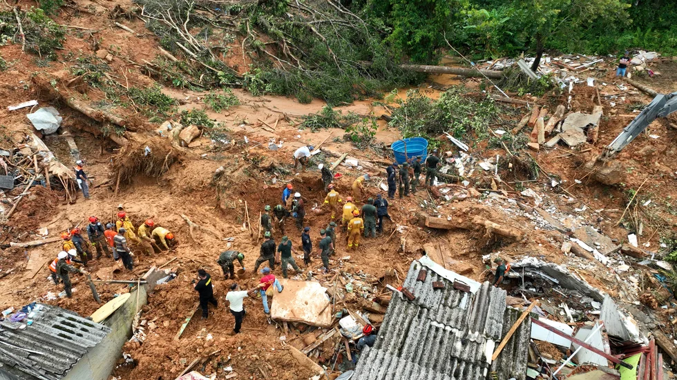 Räddningsarbetare letar efter saknade i kuststaden São Sebastião i delstaten São Paulo.