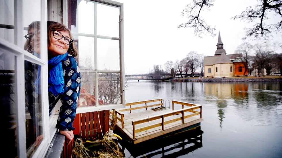 Lena Sjöberg sticker ofta ut huvudet och tittar ut över Eskilstunaån.