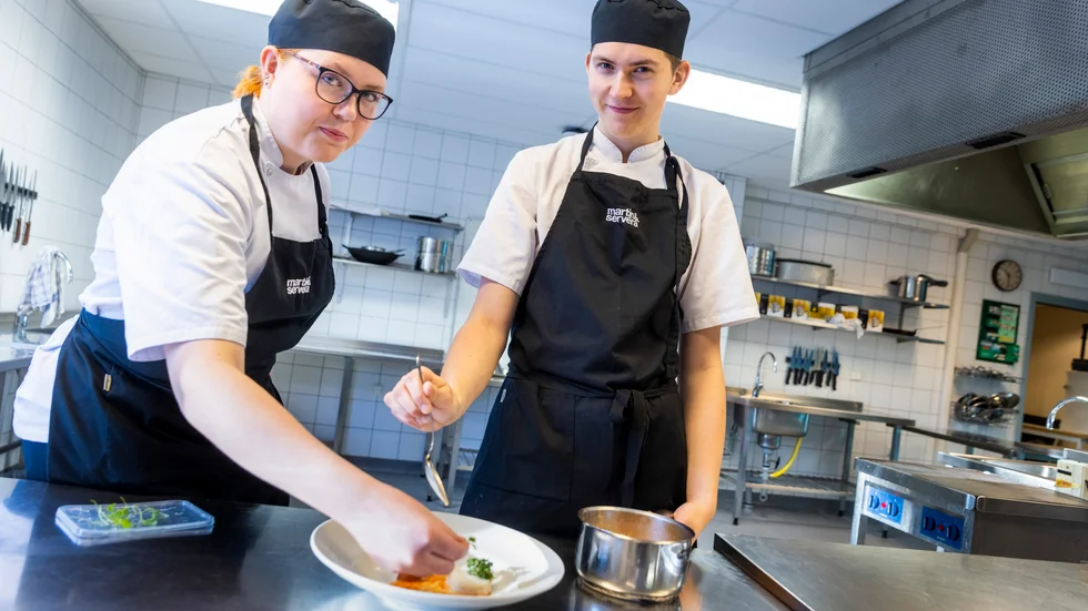 På tisdag ska Victoria Engström och Robert Hansson på restaurang- och livsmedelsprogrammet i Luleå tävla i kocktävlingen "Juniormedaljen" i Östersund.