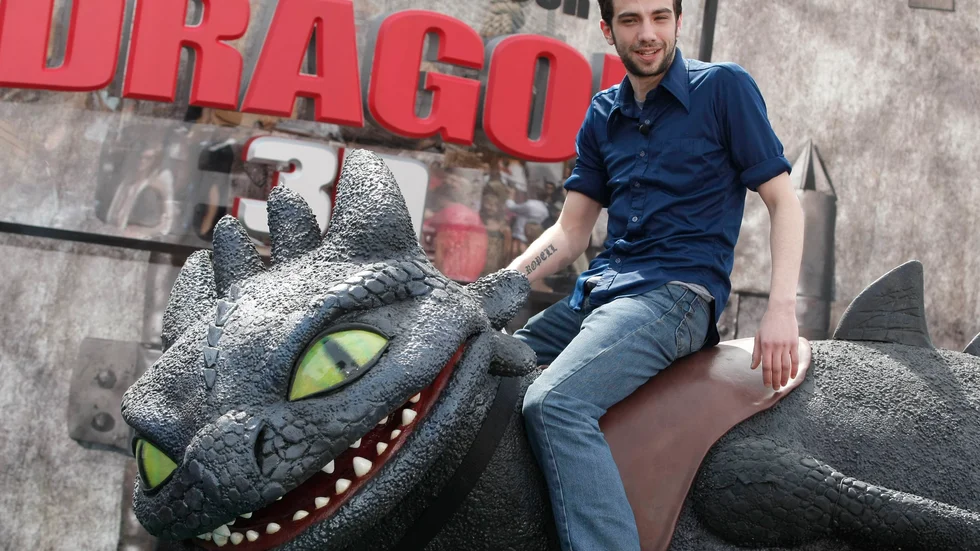 Skådespelaren Jay Baruchel på en drake i samband med filmen "Draktränarens" premiär 2010.