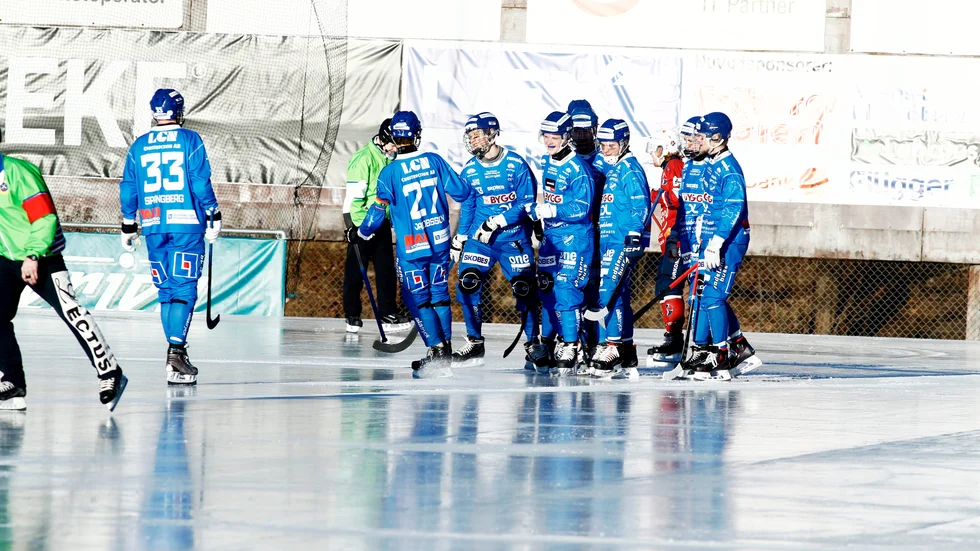 Anton Spångberg kramas om av lagkamraterna efter att han drygat ut IFK Motalas ledning i matchen mot Katrineholm U. 