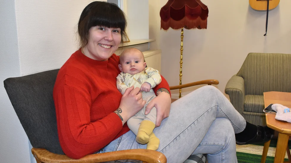 Alice Hartvig blev mamma till sonen Bill för tre månader sedan. Nu smyger hon igång och jobbar igen med sitt sång- och musikföretag Klang Studio. 
