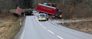 Lastbil tappade släpet under färd – vägen stängdes av