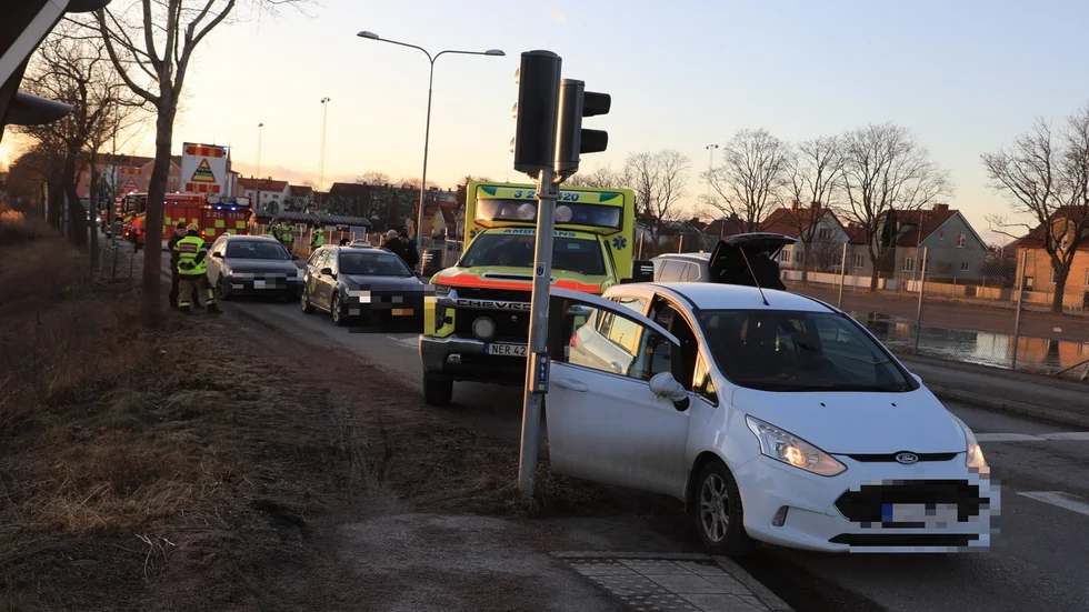 Klockan 16 inkom larm om en trafikolycka på Fålhagsleden. 