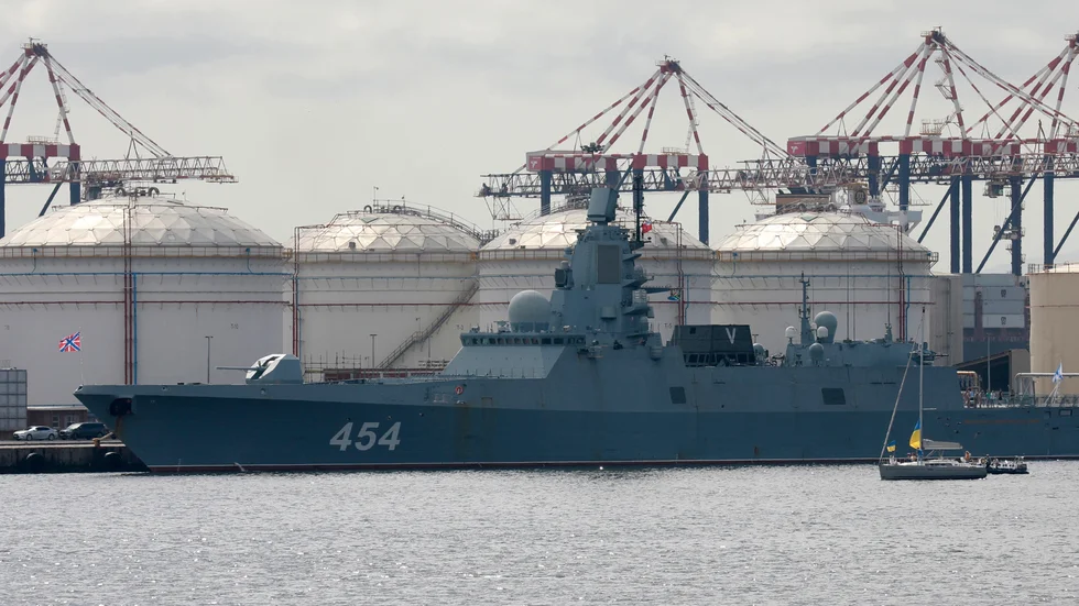En segelbåt med den ukrainska flaggan protesterar mot den ryska fregatten Amiral Gorsjkov, på väg mot övningarna. Bild från i tisdags.