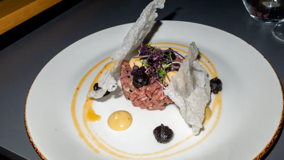 Oxtartar med misomajo, svart vitlökscreme och friterat rispapper, 175:-
