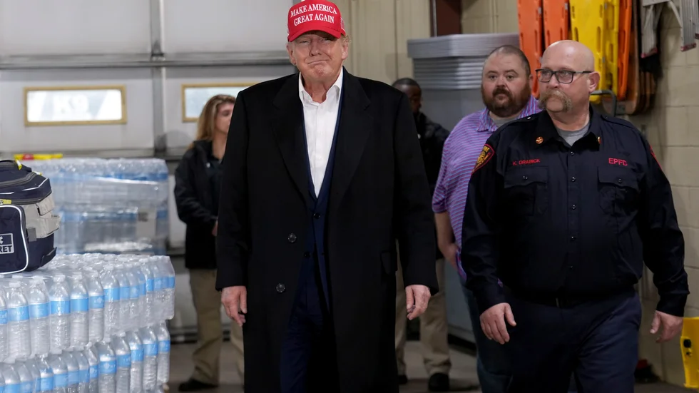 Donald Trump kom med flaskvatten till invånarna i East Palestine.