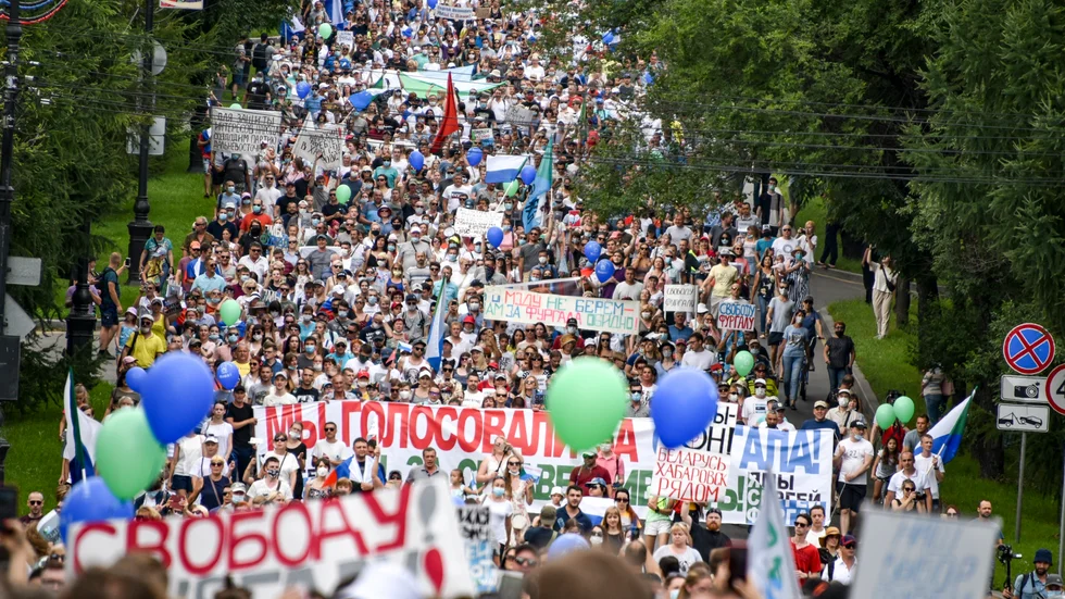 En av flera stora demonstrationer i Chabarovsk i Fjärran östern sommaren 2020. De flesta demonstrerade för att den folkvalde guvernören Sergej Furgal skulle släppas fri. Vissa bar vitröda flaggor till stöd för demokrater i Belarus, vissa porträtt på Aleksej Navalnyj och vissa plakat för att visa allmänt motstånd mot Vladimir Putin. Arkivbild.