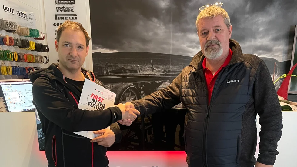 Nu har Stefan Gren på Byles däck tagit klivet in i nätverket First stop. Här ses han med Conny Karlsson, affärsutvecklare på First stop.