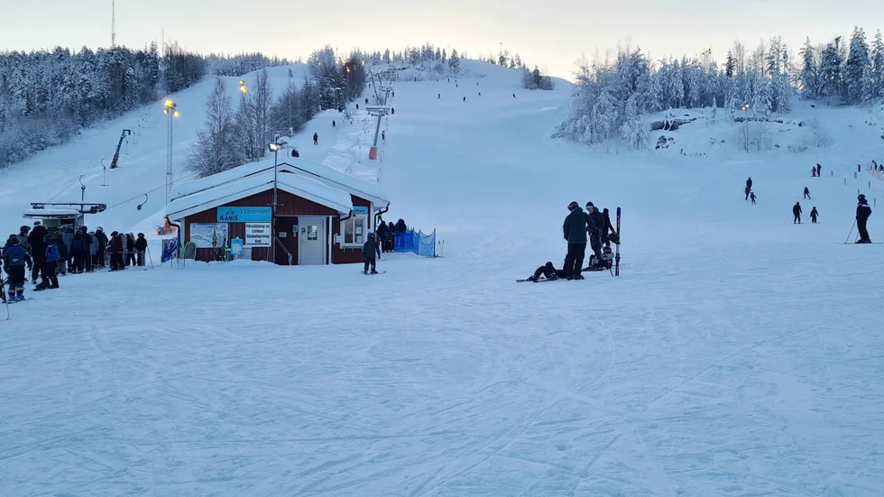 En kommunpolitiker från länet har hamnat i tvist med Älvsbyns kommun, efter att han hyrt en snowboardutsrustning vid Kanisbacken i Älvsbyn. (Arkivbild)