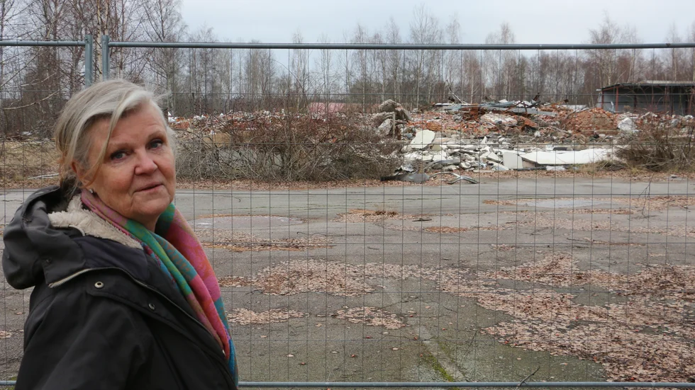 "Varenda gång jag går ut ser jag det här elände" säger Lena Loiske, som fått nog av "utsikten" och gjort ett formellt klagomål till kommunens miljö- och byggnadsförvaltning.