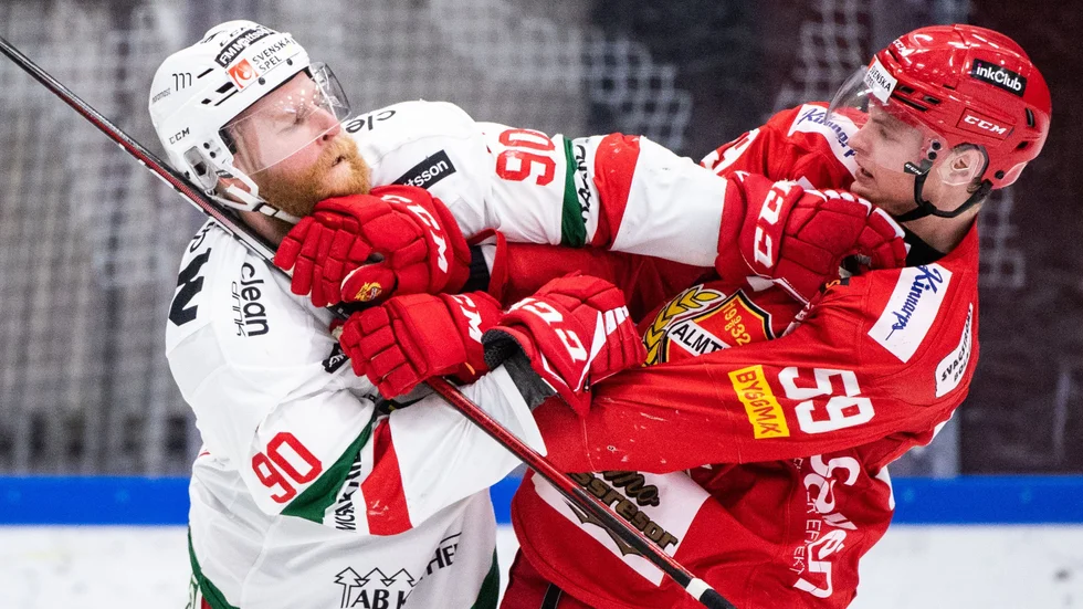 Almtunas Adam Hofbauer i en intern uppgörelse med Moras Daniel Ljunggren, tidigare i Almtuna.