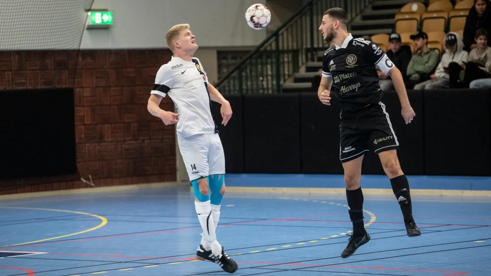 Leon Zeka är lagkapten för Dribbla som förlorat minst antal matcher och släppt in minst antal mål i sin division 1-serie. Plötsligt är laget är med i matchen om seriesegern.