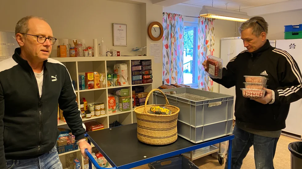 Maten har hämtats upp hos butikerna och gås igenom. Mängden och typen av varor som skänks varierar stort från gång till gång. Den här dagen när EP är på besök är det Peter Ulveström och Stefan Lundevall från RIA Hela Människan som har hand om utdelningen. 