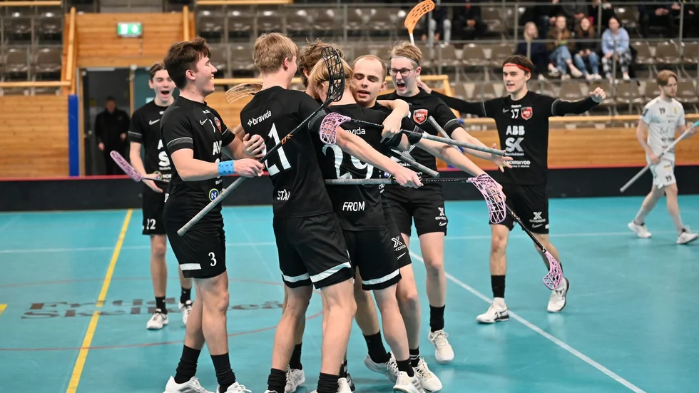 Skellefteå IBK jublar vilt efter Hubert Erikssons 2–0-mål halvvägs in i den första perioden.